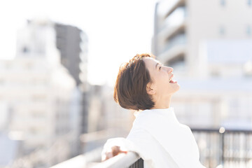 屋上でリラックスしている女性