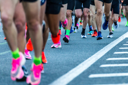 Muchas zapatillas de corredores en maratón.