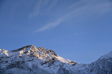 夕日の当たる赤岳と薄い雲