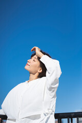 日差しを浴びる女性