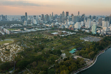Obraz premium Aerial view of Bangkok city night view at Benjakitti Park, Bangkok, Thailand 