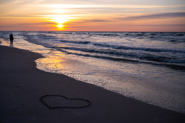 Plaża nad Bałtykiem o zachodzie słońca