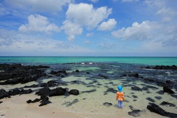 clear shoaling beach and charming clouds