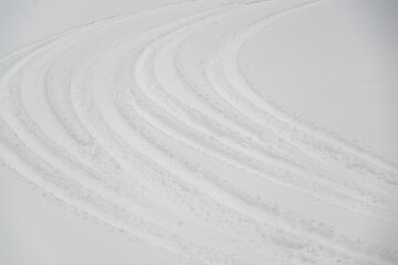 新雪に着いた轍