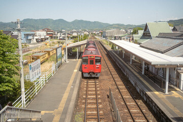 駅に停車している電車。