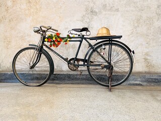 Fototapeta na wymiar old bicycle vintage cycle, wall, basket transport wheel