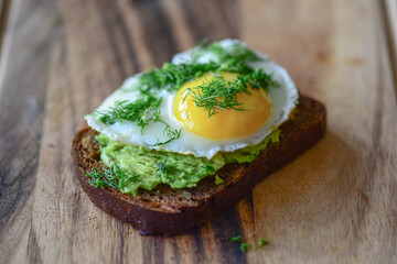 avocado and egg sandwich