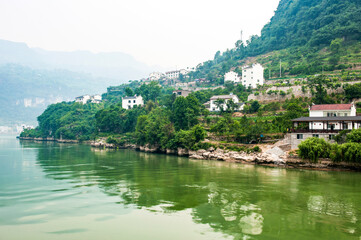Fototapeta na wymiar Landscape along the banks of the Yangtze River in China