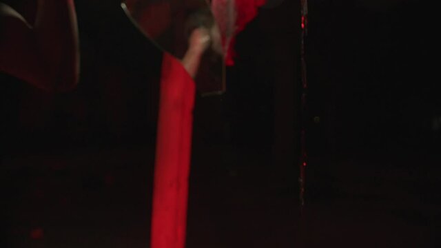 An avant-garde play about the dictatorship of communism. The actor washes the dirt off his hands