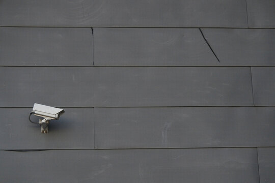 C&aacute;mara de seguridad en edificio con fachada oscura