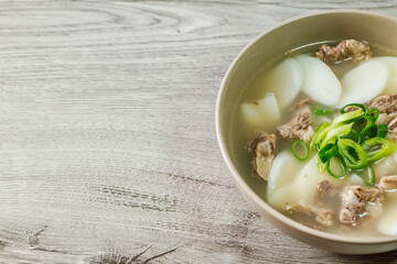 겨울 한국 음식 소고기 떡국 요리