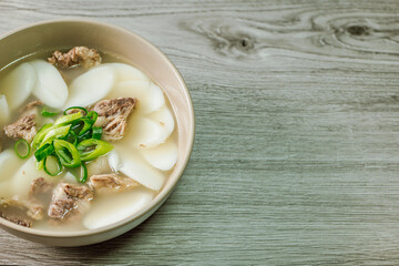 겨울 한국 음식 소고기 떡국 요리