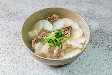 겨울 한국 음식 소고기 떡국 요리