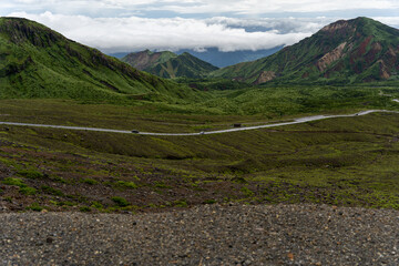 山中の道路。