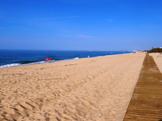 Plage de sable blond sur l'Atlantique à Faro dans l'Algarve au sud du Portugal