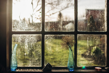 Schmutz, Regentropfen, Tropfen auf einer Glasscheibe von einem alten Fenster mit Streben mit...