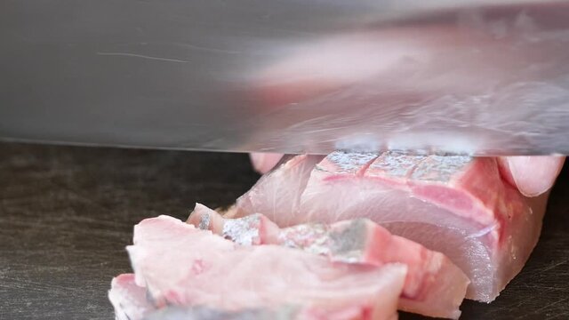 新鮮なシマアジの刺身を包丁でスライスする動画。