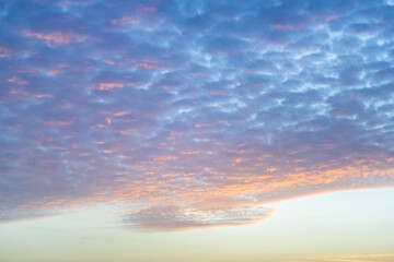 Fototapeta na wymiar Wolken, Himmel im Abendrot bei Sonnenuntergang. Kleine Schäfchenwolken, Cirrocumulus als Hintergrund
