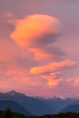 Fototapeta na wymiar Wolkenformation bei Sonnenaufgang über der Ortler Gruppe, Südtirol