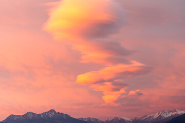 Wolkenformation bei Sonnenaufgang über der Ortler Gruppe, Südtirol