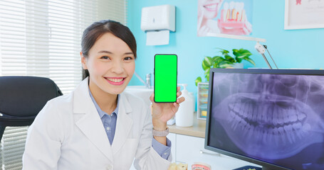 dentist shows green screen phone