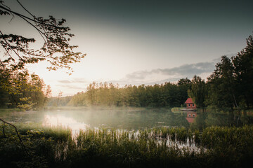 Dom nad jeziorem we mgle © Bartosz