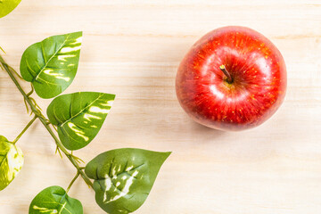 【果物】まな板の上の赤い林檎
