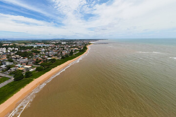 Imagens de drone da praia de Manguinhos e um dia com nuvens. Praia deserta na cidade da Serra no Espírito Santo.