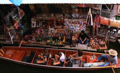 Obraz premium Damnoen Saduak Floating Market, Thailand. The famous floating market and cultural tourist destination in Ratchaburi near Bangkok.