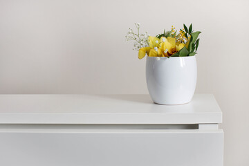 kwiat na pustym stole w białym wnętrzu - home office - tło do prezentacji produktu - obrazy, fototapety, plakaty