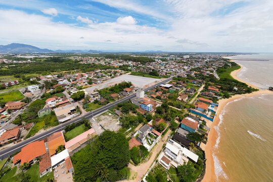 Imagens de drone da praia de Manguinhos e um dia com nuvens. Praia deserta na cidade da Serra no Espírito Santo.