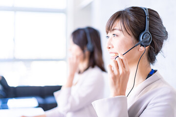 笑顔で電話対応をするオペレーター