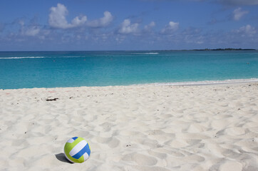 Obraz premium Beach ball on caribbean coast in Nassau, Bahamas