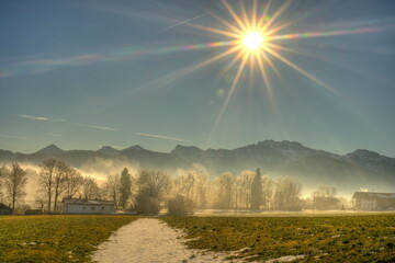Aufsteigender Morgennebel vor der Kampenwand in Oberbayern 