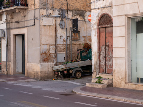 tipico scorcio della sicilia, con furgoncino ape car per la vendita di frutta e verdura.