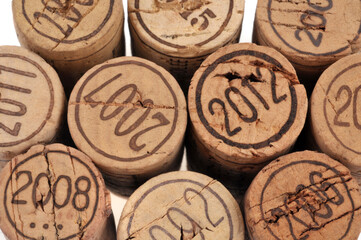 Bouchons de bouteilles de vin français en liège de différentes années vus de dessus