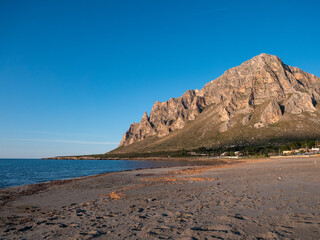 Fototapeta na wymiar La Baia di Cornino, in sicilia, sullo sfondo l'imponente Monte Cofano.