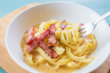 麺にフォークを絡めたパスタ