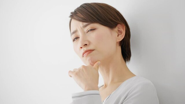 悩む若いビジネスウーマン