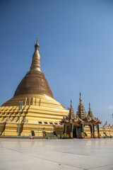 Naklejka premium Huge golden pagoda in Myanmar