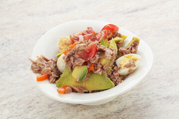 Salad with tuna and avocado