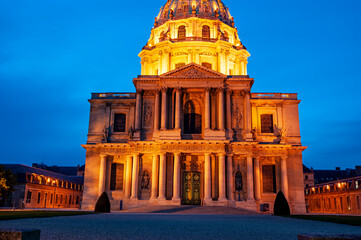 Les Invalides (The National Residence of the Invalids) at night. Paris, France - obrazy, fototapety, plakaty