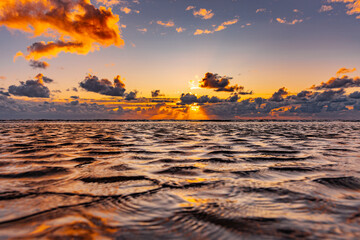 Sonnenuntergang am Meer mit Goldenen Sonnenstrahlen
