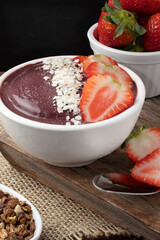 Delicious frozen açaí with strawberry, granola and quinoa flakes.