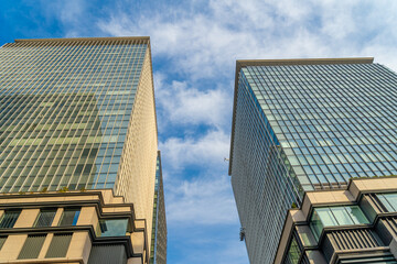 東京都中央区日本橋　高層ビルと青い空