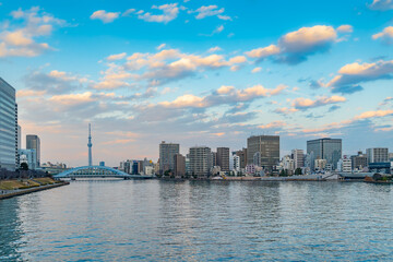 Fototapeta premium 東京都中央区 隅田川と永代橋 夕焼け雲