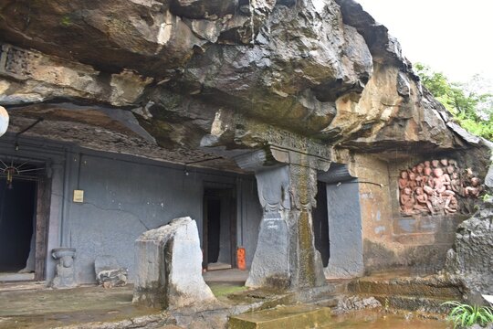 carving at lonad caves , maharashtra, india 