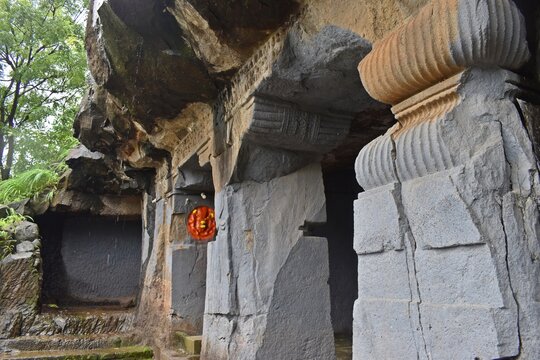 carving at lonad caves , maharashtra, india 