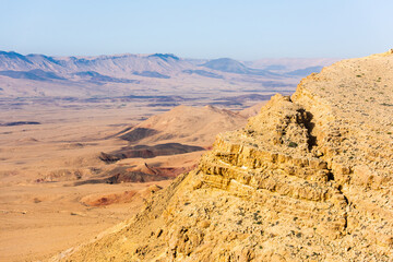 Cracked cliff above the Ramon crater.