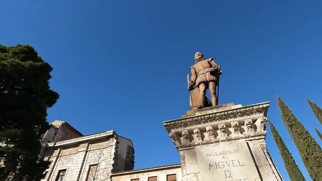 Estatua en honor y homenaje al escritor y dramaturgo Miguel de Cervantes en la plaza de la universidad de Valladolid, Espa&ntilde;a